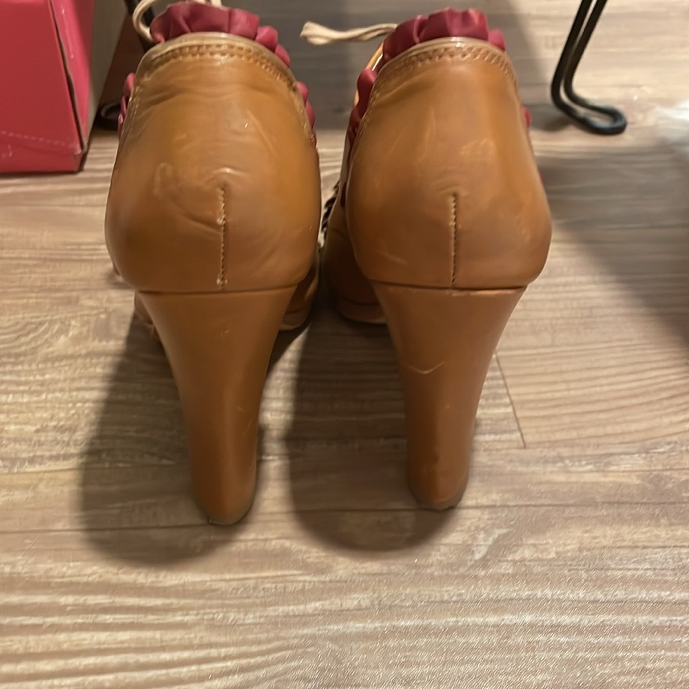 Rare anthro miss Albright Tan and Red Women's Heels 👠 - Picture 7 of 11